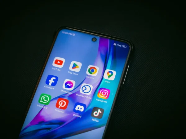 Tela de smartphone exibindo ícones de aplicativos populares, incluindo o Google Maps, em fundo preto